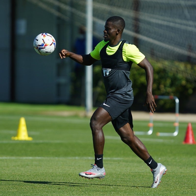 Ramón Azeez juega un balón esta semana. 