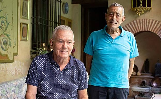 Juan Manuel Segura y Francisco Jiménez, los coleccionistas propietarios de Casa Ajsaris.