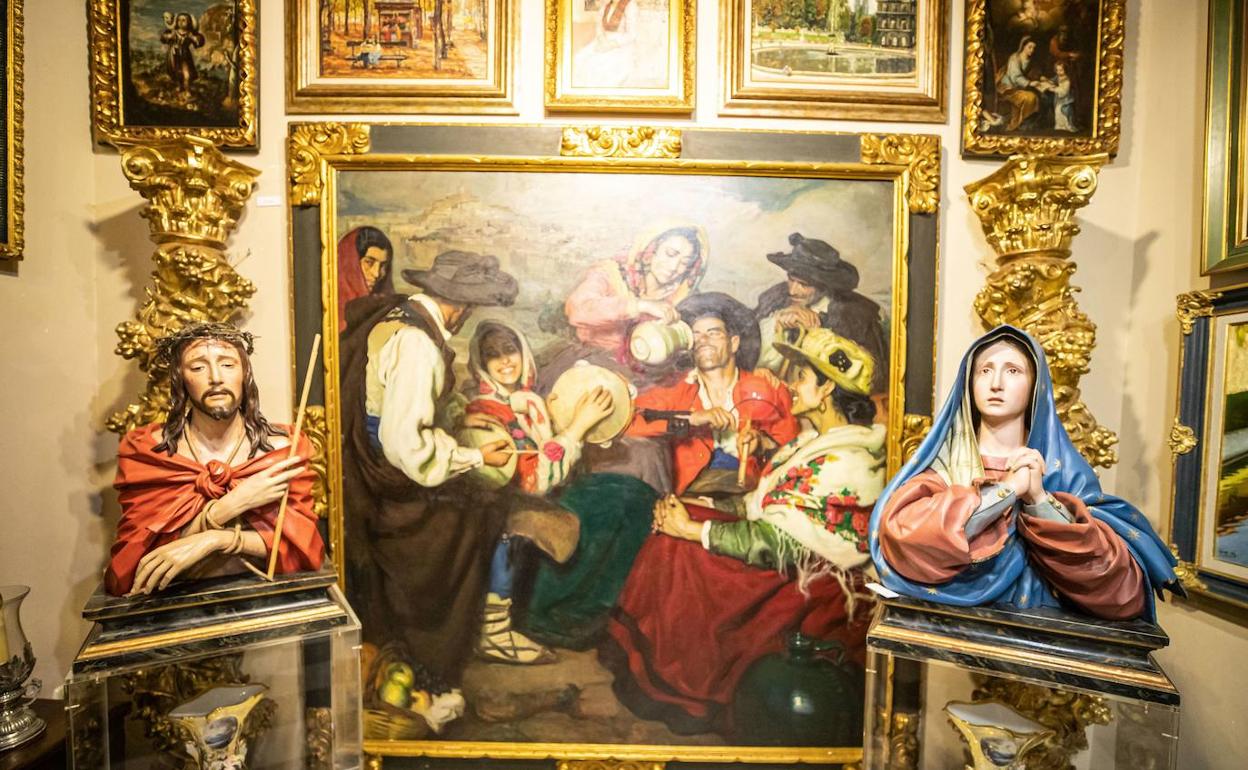 Rincón de Casa Ajsaris con dos obras de Pedro de Mena.