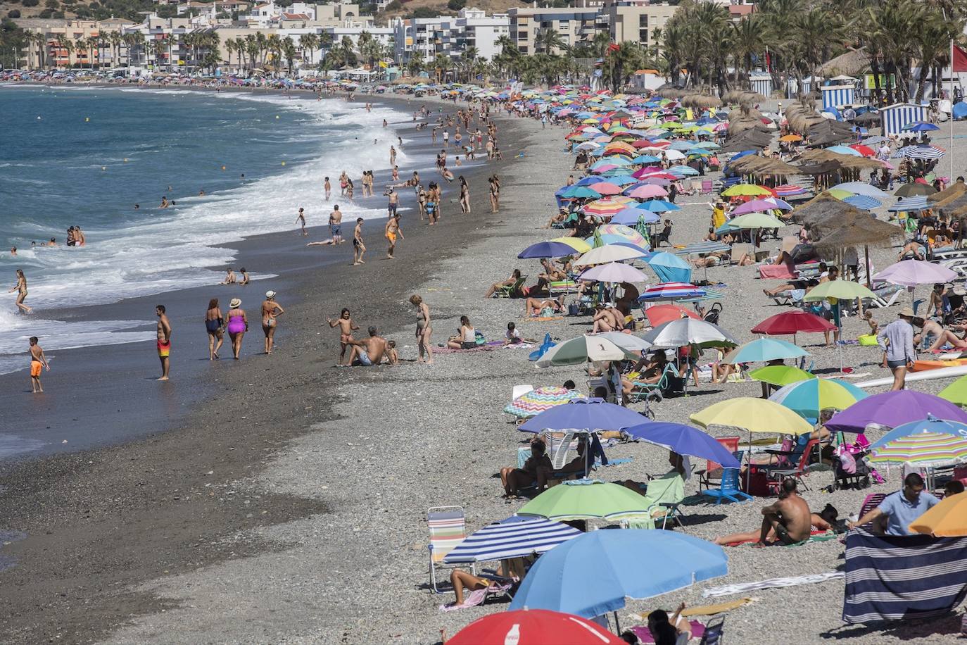 Ambiente en las playas de la Costa Tropical este domingo