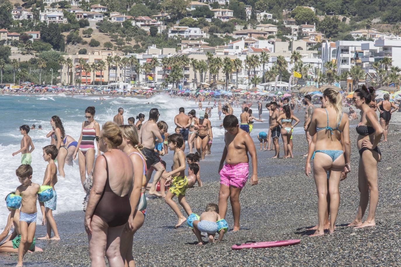 Ambiente en las playas de la Costa Tropical este domingo