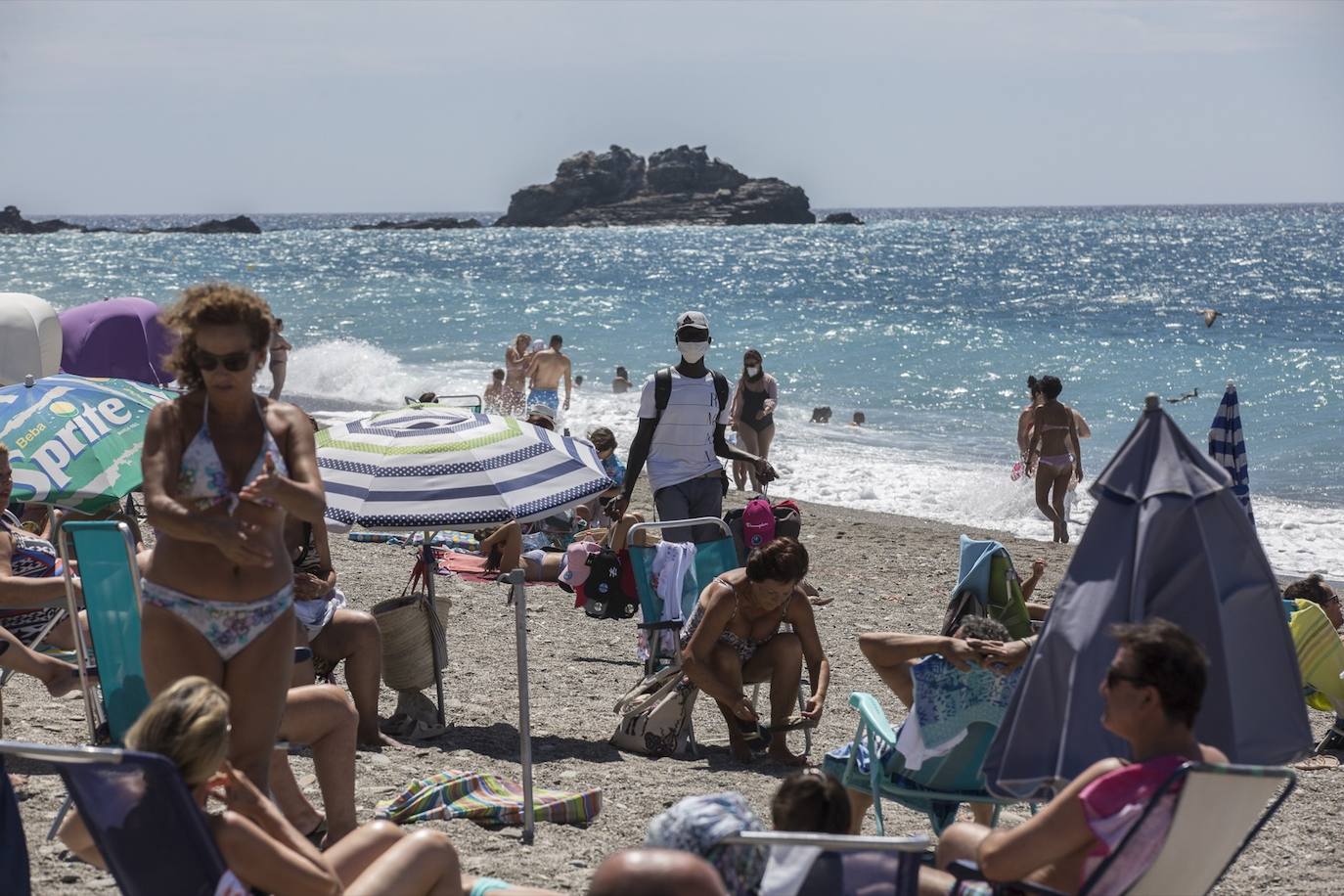 Ambiente en las playas de la Costa Tropical este domingo