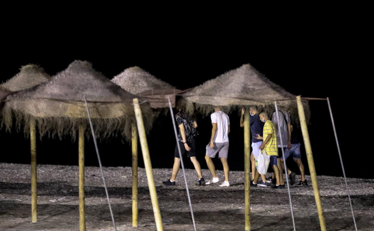 Aunque el acceso a las playas en Almuñécar está limitado a las once de la noche, muchos jóvenes se saltan la prohibición.