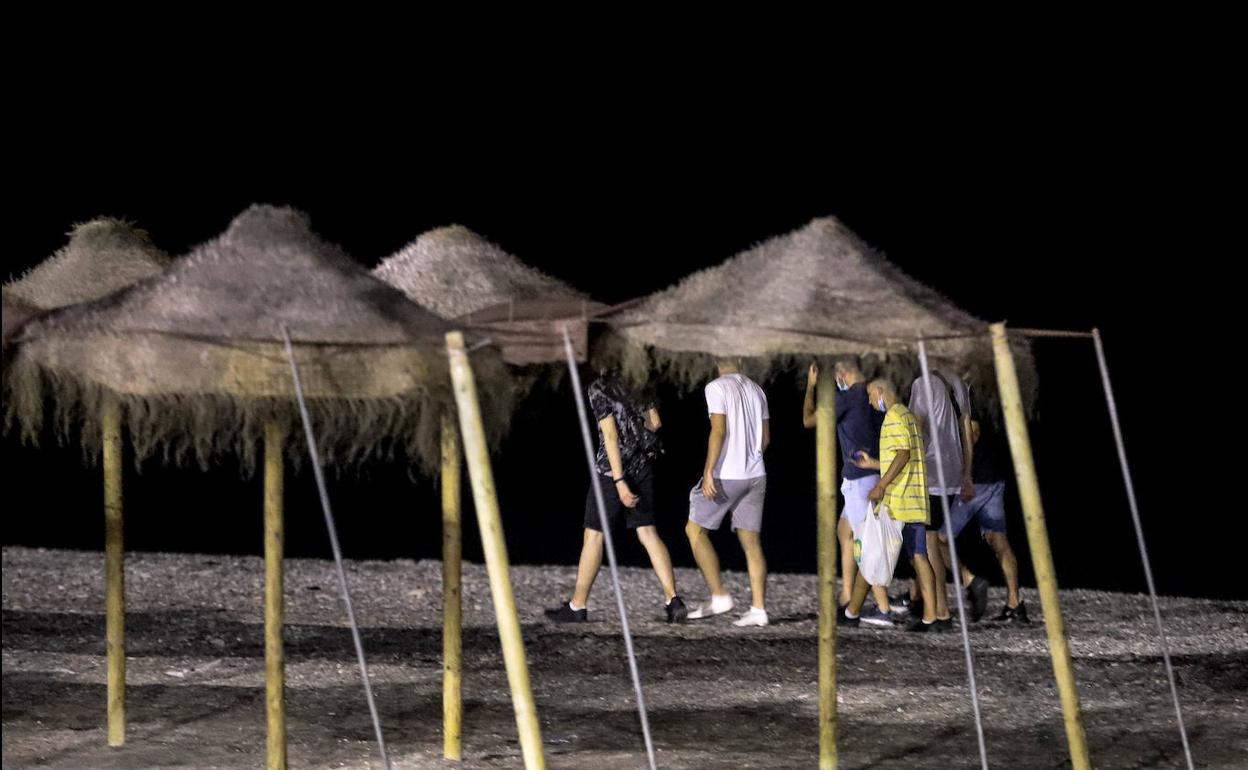 La mayoría de las sanciones por botellón han sido en la playa.