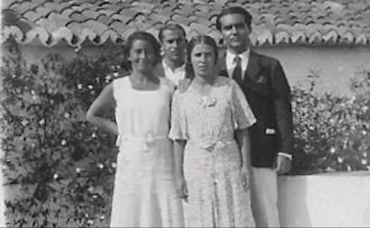 El poeta granadino, en una de sus visitas a la casa.