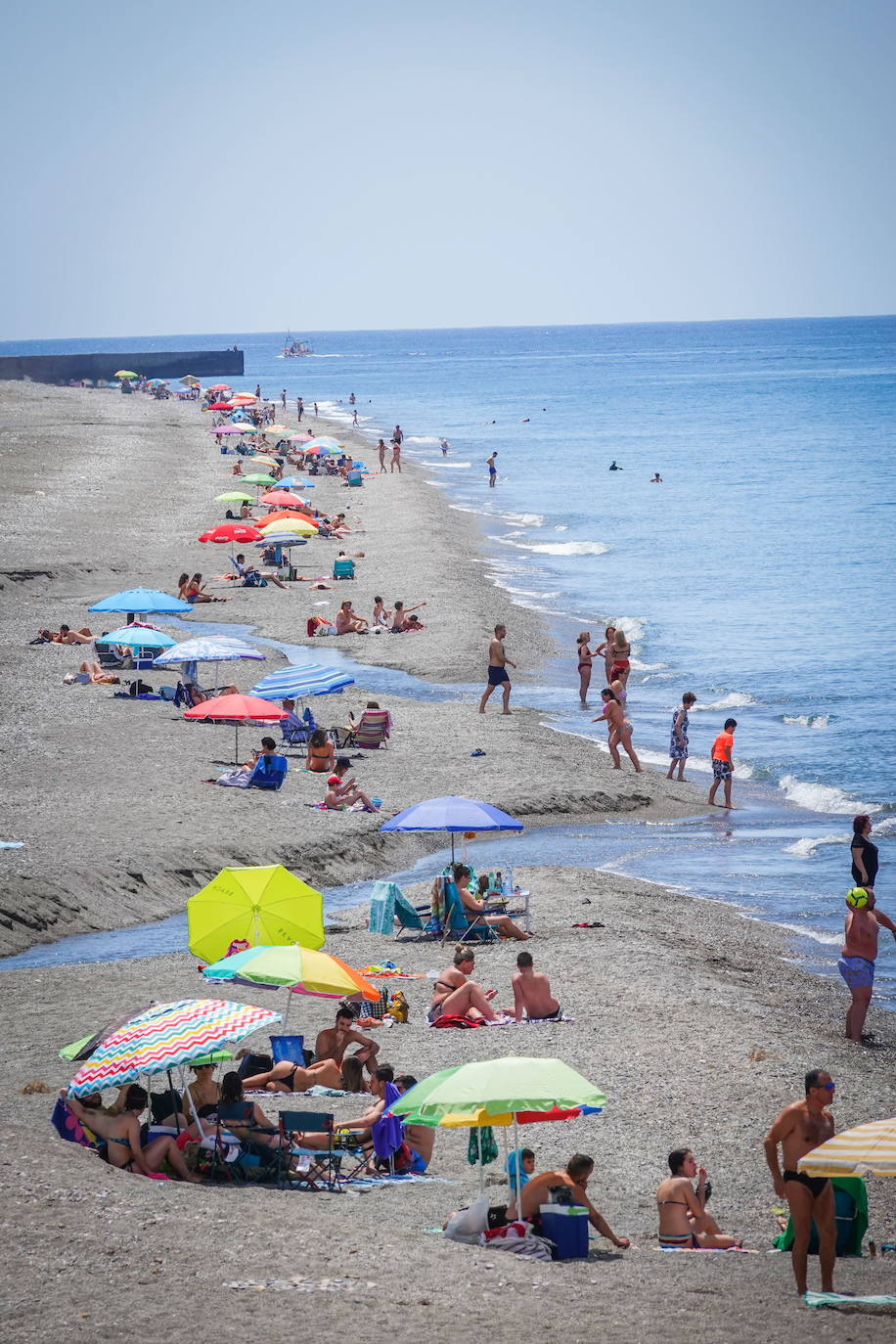 Cierra el chiringuito La Bahía de Salobreña por el positivo de uno de los empleados