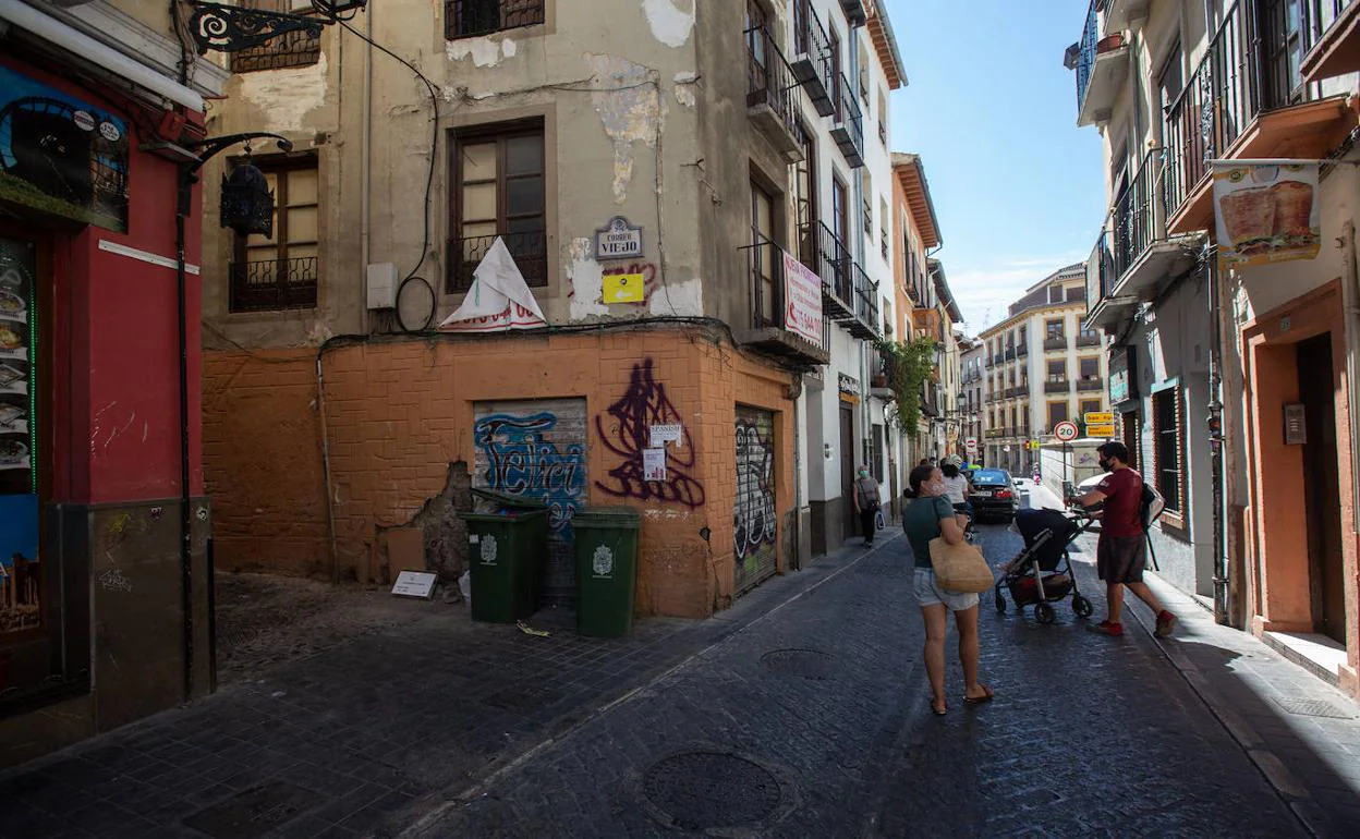 La céntrica calle Elvira de Granada, este martes. 