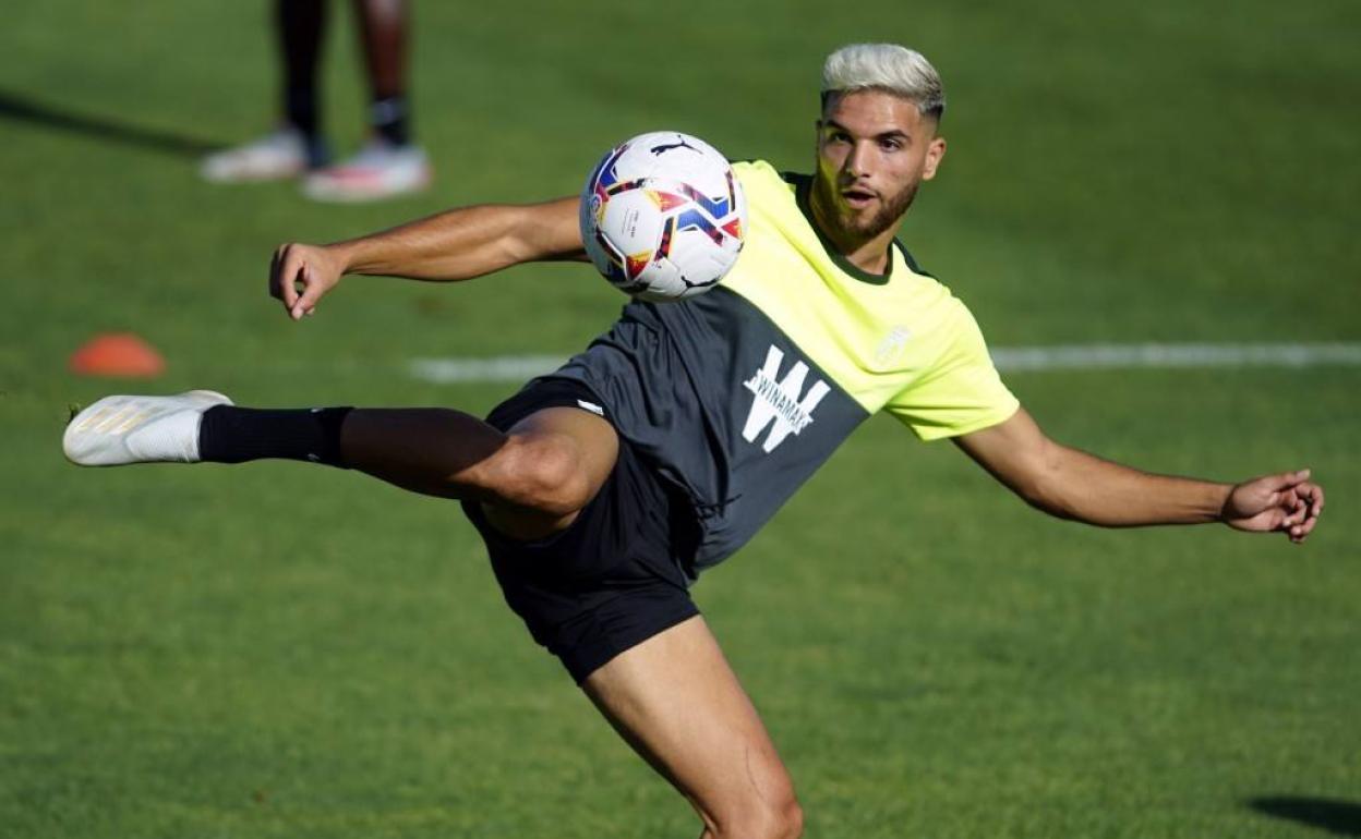 Antoñín golpea el balón durante el entrenamiento de esta mañana. 