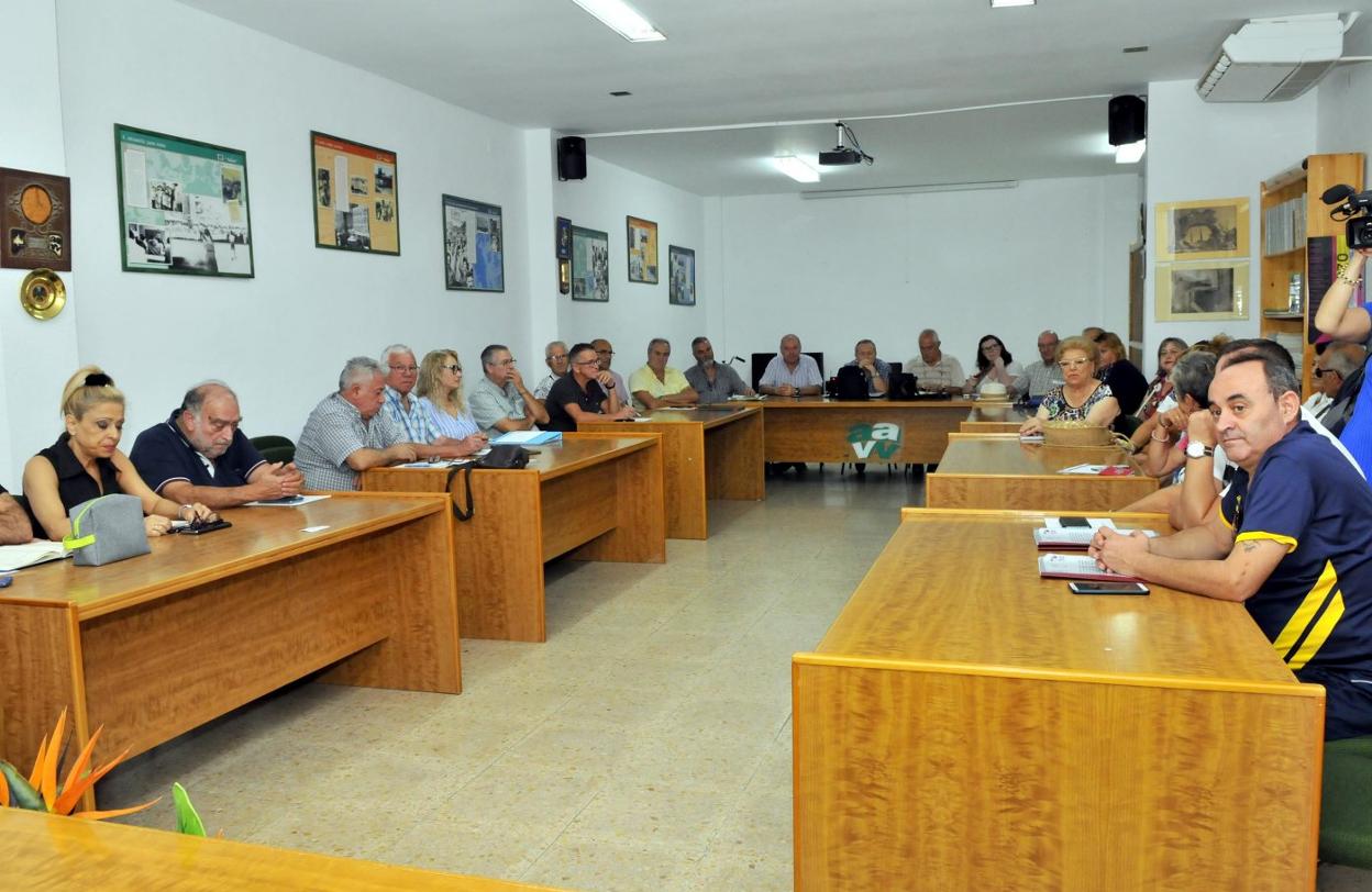 Representantes vecinales durante una reunión en la Federación 'Himilce', en una fotografía de archivo.