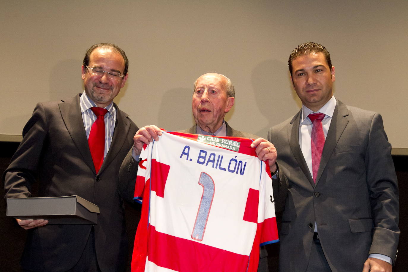 Entrega de una camiseta del Granada con el dorsal '1' y su nombre. 