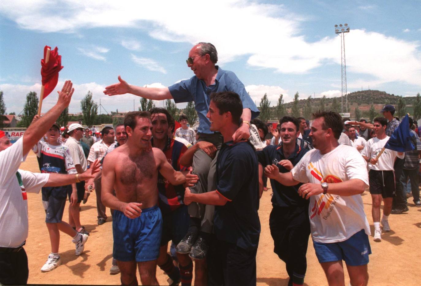 Los futbolistas del Vandalia le pasean a hombros tras el ascenso a Tercera en 1997. 