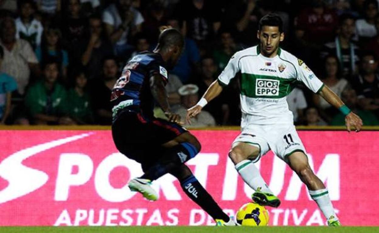 Foulquier trata de cerrar el paso a un jugador ilicitano. 