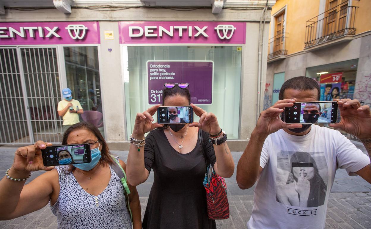 Un grupo de afectados, frente a la clínica de Dentix de calle Mesones, que el viernes permanecía cerrada. 