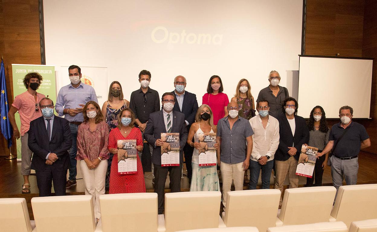 Autoridades y representantes de entidades en la presentación de la programación cultural. 