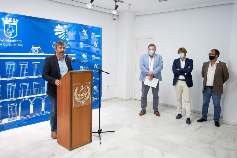 Los alcaldes de las localidades sevillanas de Coria del Río, Modesto González (i); de La Puebla del Río, Manuel Bejarano (2i), afectados por casos de virus del Nilo y el alcalde de Isla Mayor, Juan Molero (d), municipio en riesgo, junto al doctor en Ciencias Biológicas y contratado para ayudar a controlar los mosquitos, Ruben Bueno (2d. 