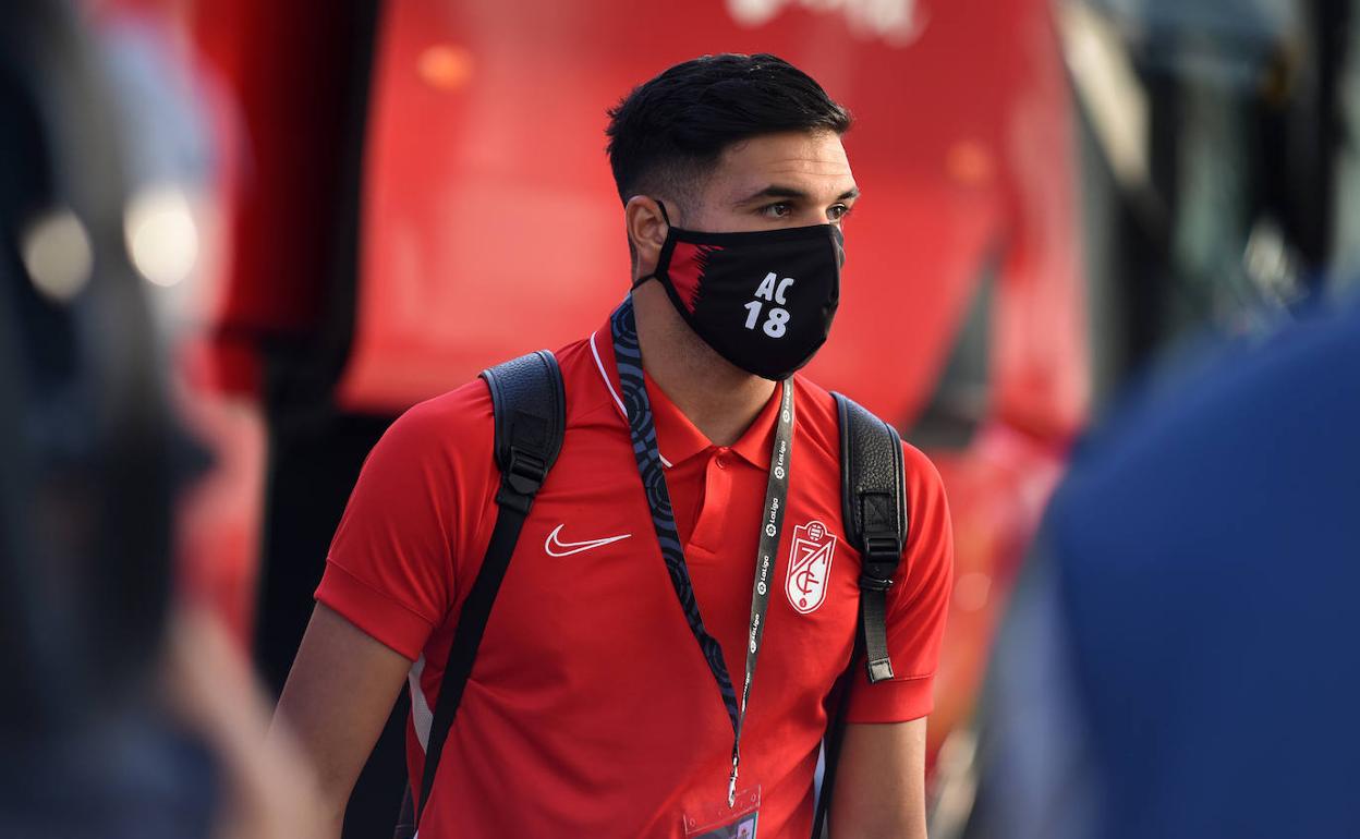 Antoñín, futbolista del Granada, protegido en su acceso al estadio previo a un partido. 