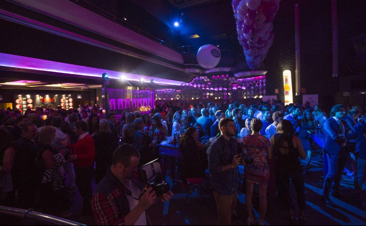 Imagen de archivo, anterior a la pandemia, de una discoteca de Granada. 