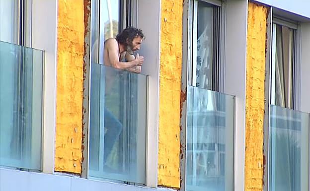 Un bloque lleno de okupas donde uno de ellos cobra alquiler al resto