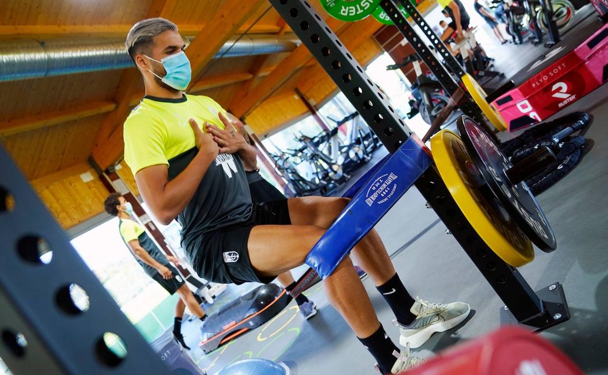 Antoñín se ejercita en el gimnasio durante la primera parte del entrenamiento matinal. 
