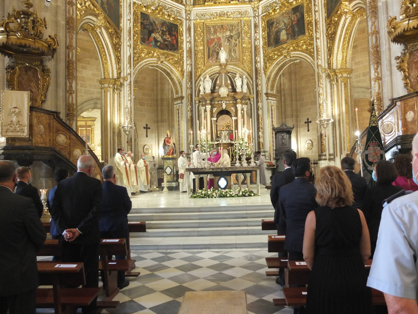 Los almerienses han sido fieles a su cita con la patrona de la ciudad, la Virgen del Mar. A pesar de que no se ha celebrado la Feria, los vecinos de la capital, todos equipados con sus mascarillas, han acudido a la misa celebrada este sábado en la Catedral.