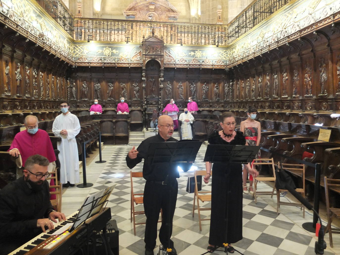 Los almerienses han sido fieles a su cita con la patrona de la ciudad, la Virgen del Mar. A pesar de que no se ha celebrado la Feria, los vecinos de la capital, todos equipados con sus mascarillas, han acudido a la misa celebrada este sábado en la Catedral.