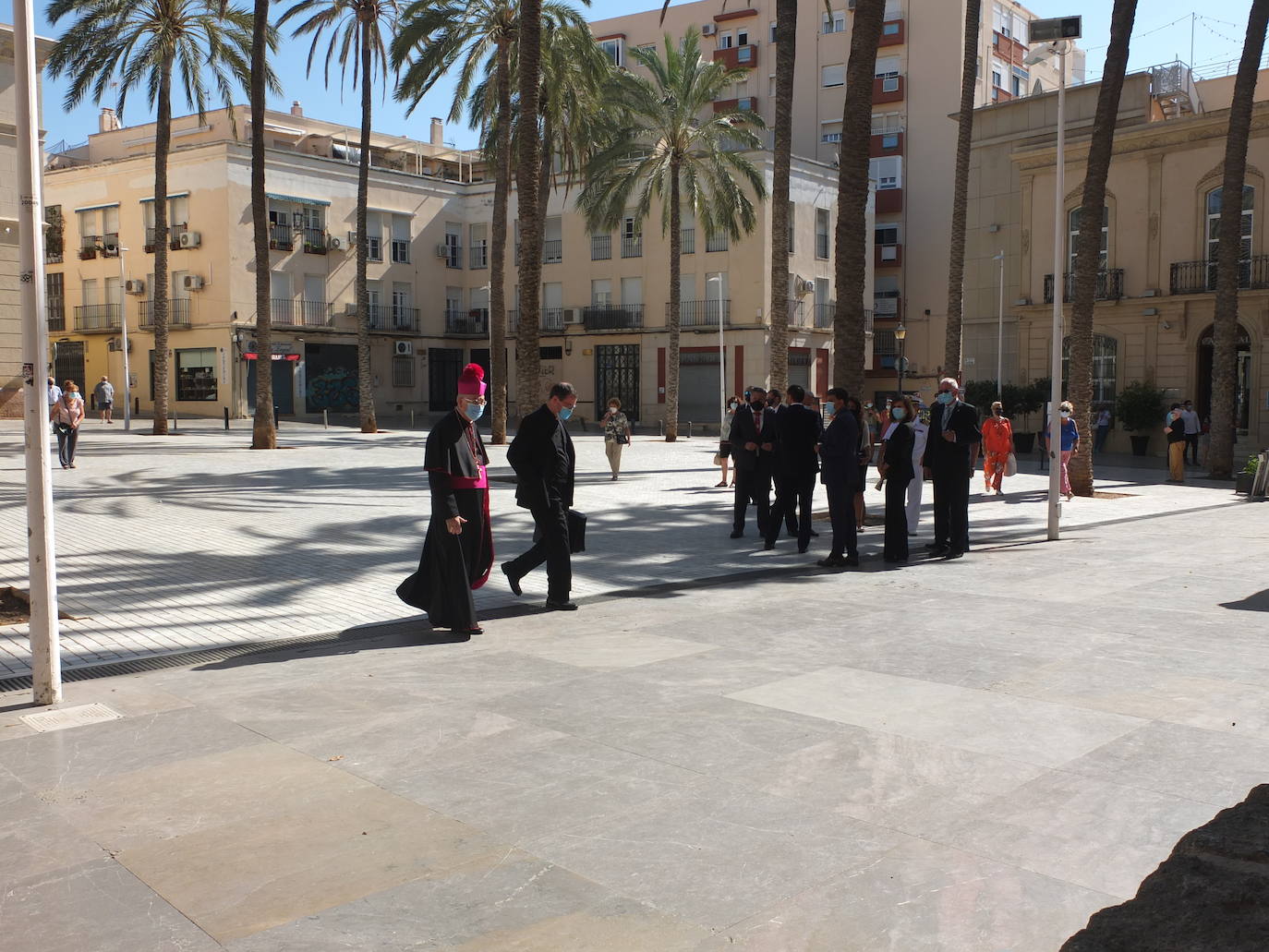 Los almerienses han sido fieles a su cita con la patrona de la ciudad, la Virgen del Mar. A pesar de que no se ha celebrado la Feria, los vecinos de la capital, todos equipados con sus mascarillas, han acudido a la misa celebrada este sábado en la Catedral.