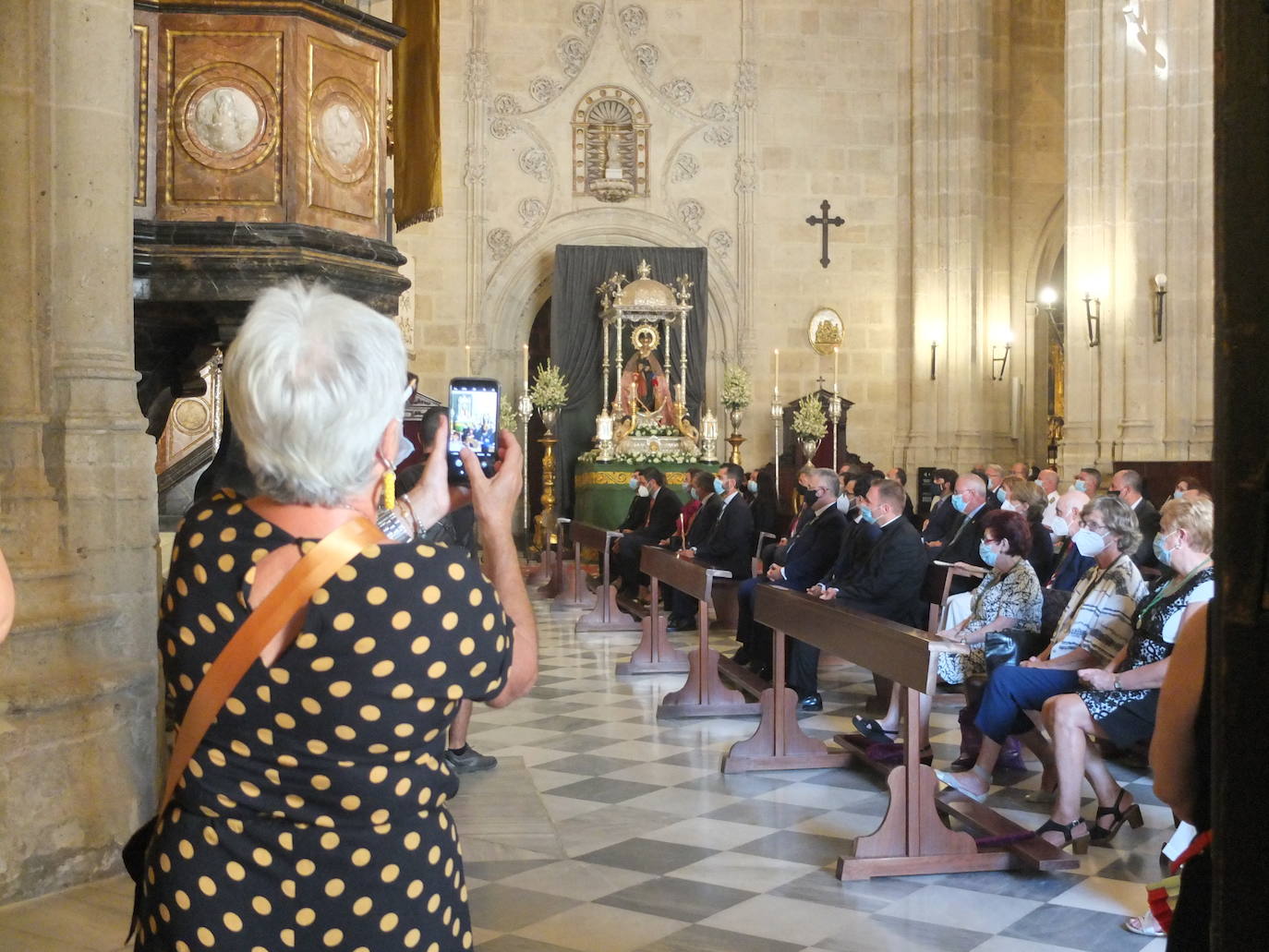 Los almerienses han sido fieles a su cita con la patrona de la ciudad, la Virgen del Mar. A pesar de que no se ha celebrado la Feria, los vecinos de la capital, todos equipados con sus mascarillas, han acudido a la misa celebrada este sábado en la Catedral.