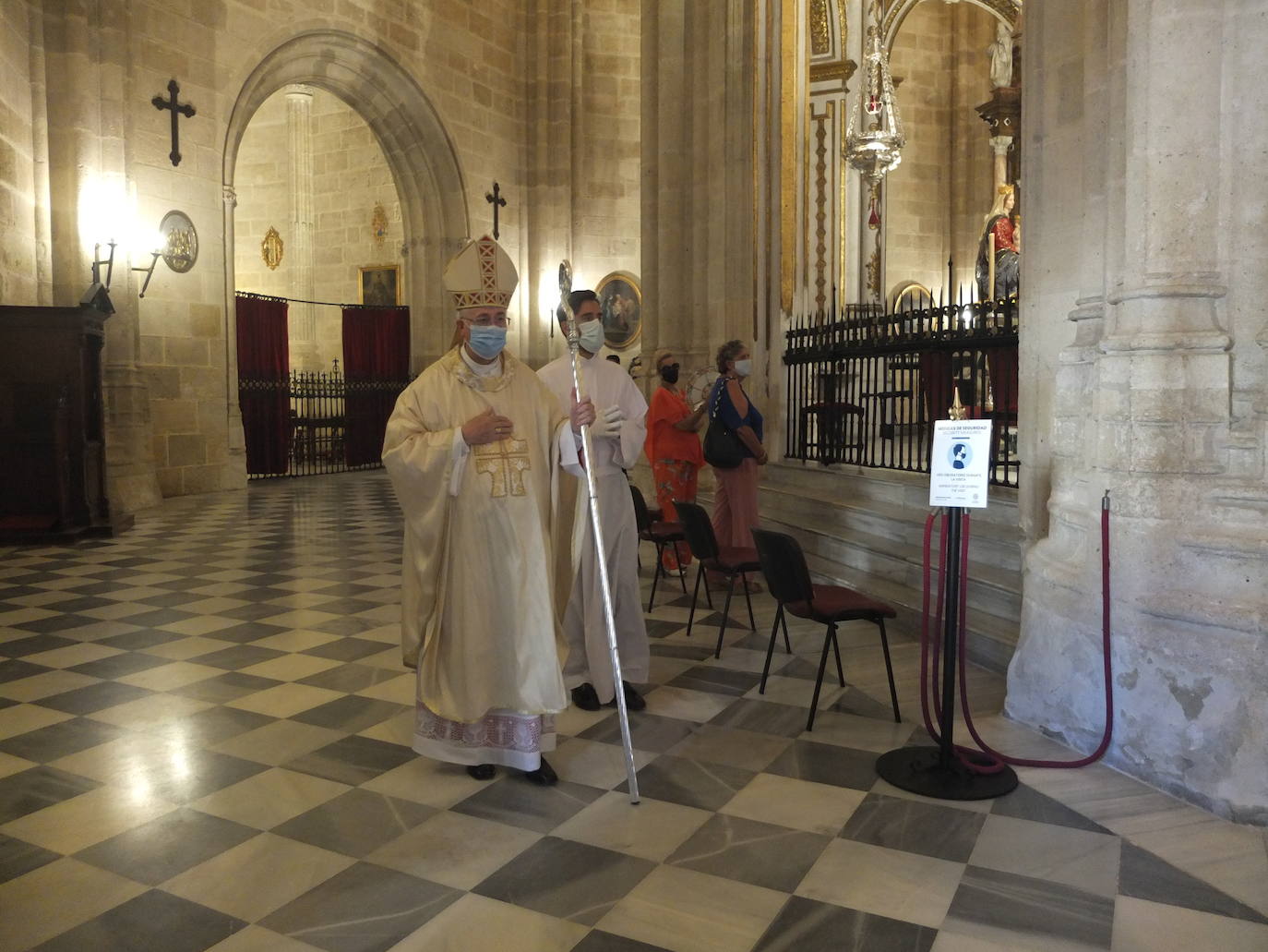 Los almerienses han sido fieles a su cita con la patrona de la ciudad, la Virgen del Mar. A pesar de que no se ha celebrado la Feria, los vecinos de la capital, todos equipados con sus mascarillas, han acudido a la misa celebrada este sábado en la Catedral.