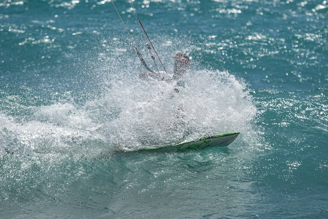 Olas y viento en las pocas playas aptas para el baño este sábado