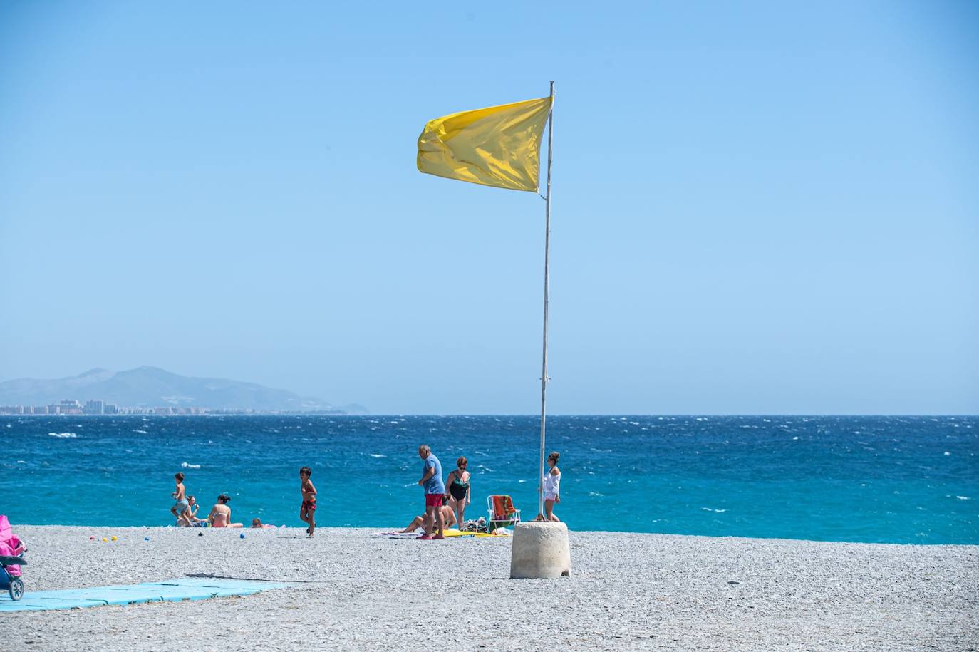 Olas y viento en las pocas playas aptas para el baño este sábado