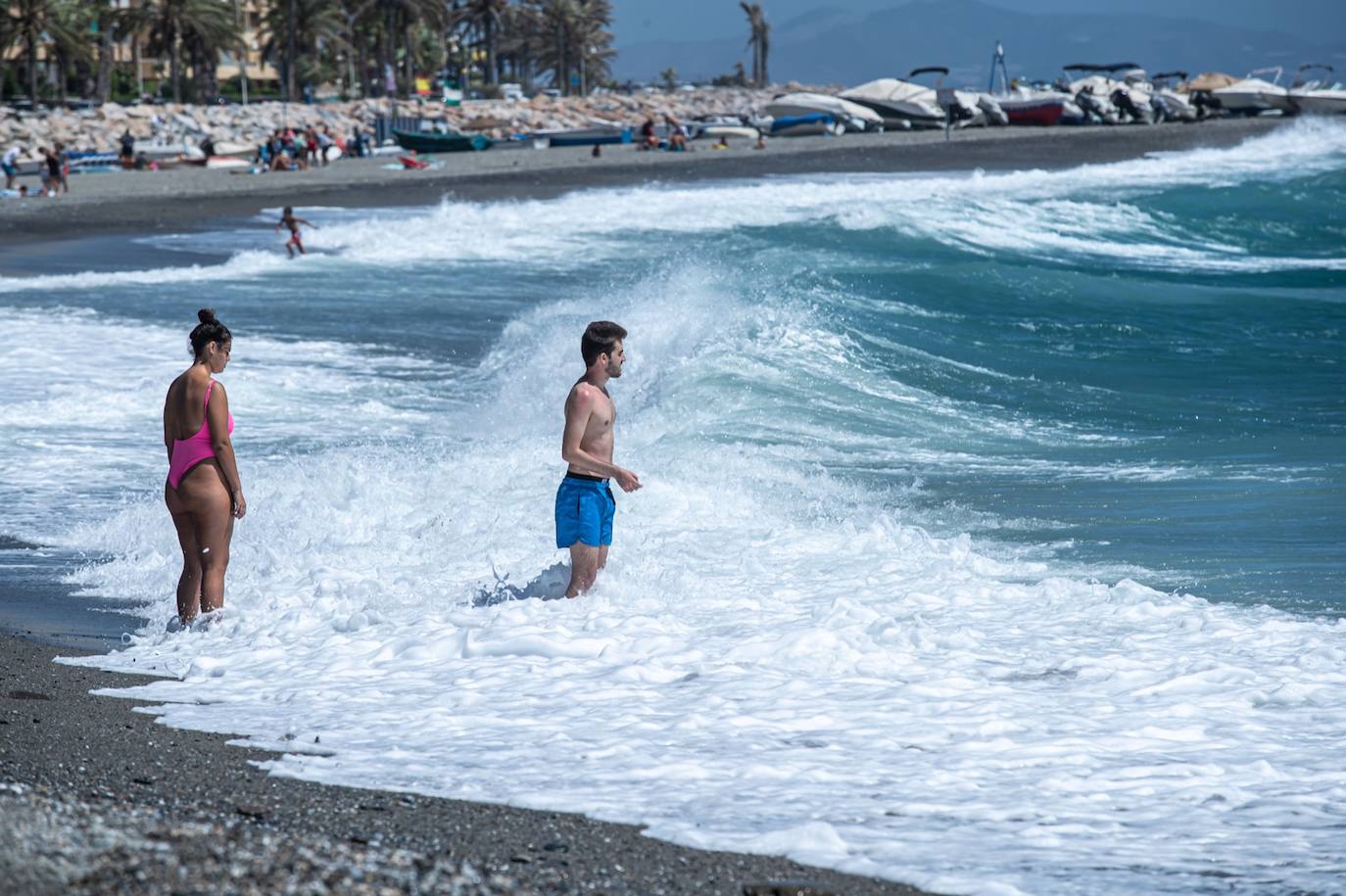 Olas y viento en las pocas playas aptas para el baño este sábado