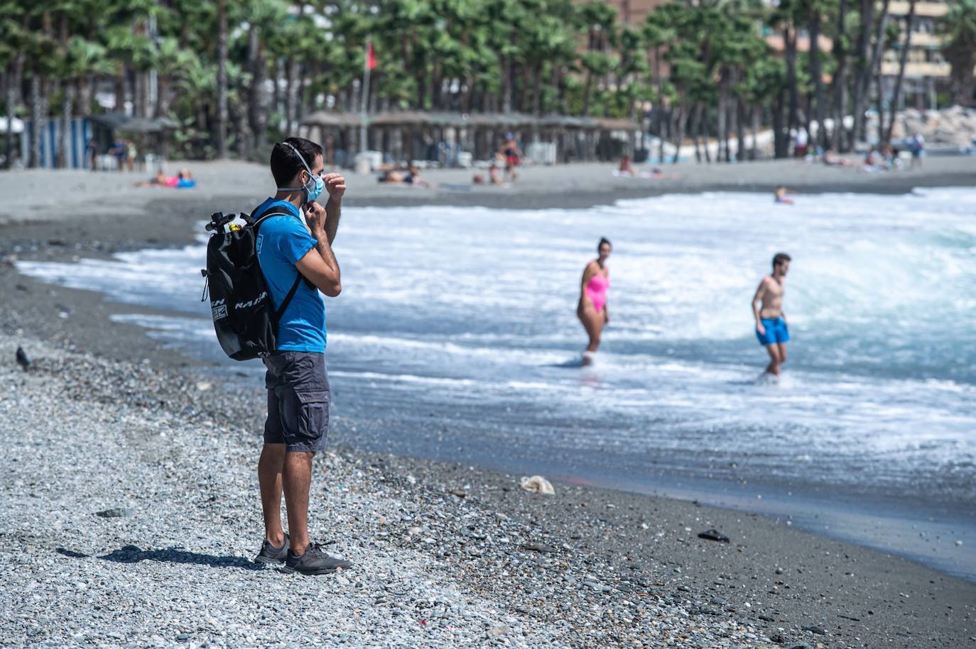 Olas y viento en las pocas playas aptas para el baño este sábado