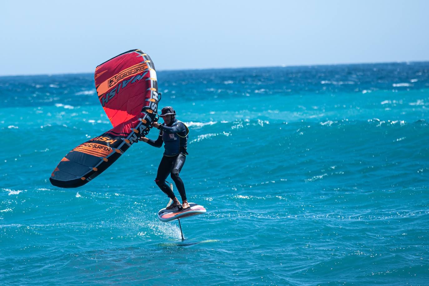 Olas y viento en las pocas playas aptas para el baño este sábado