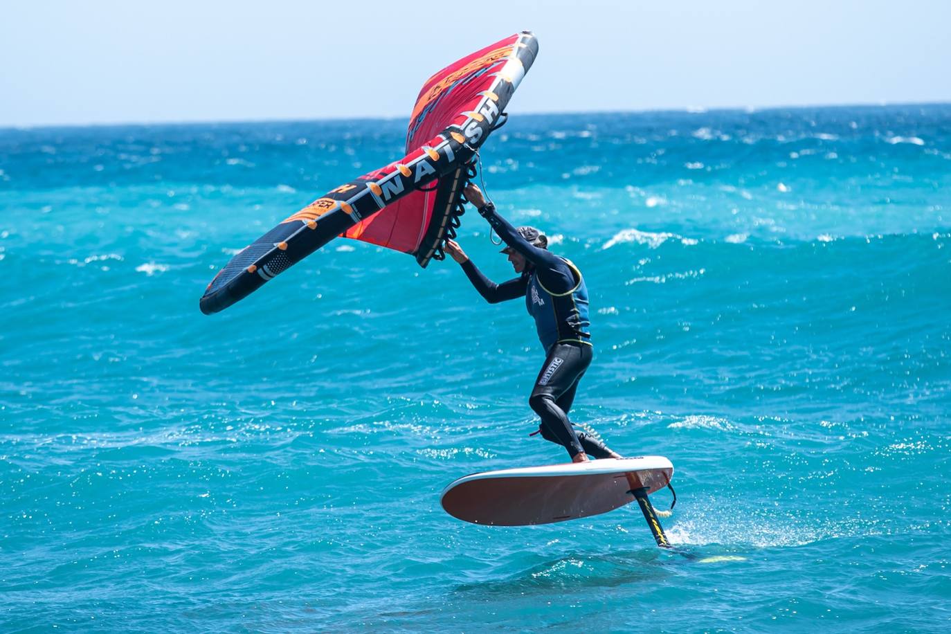 Olas y viento en las pocas playas aptas para el baño este sábado