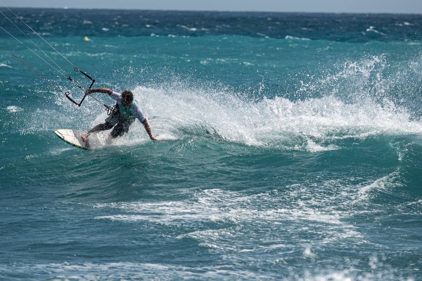 Olas y viento en las pocas playas aptas para el baño este sábado