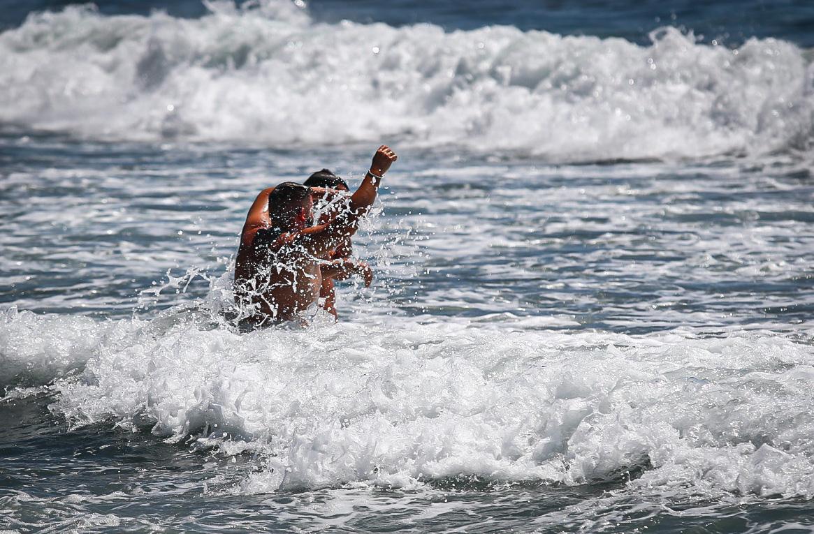 Olas y viento en las pocas playas aptas para el baño este sábado