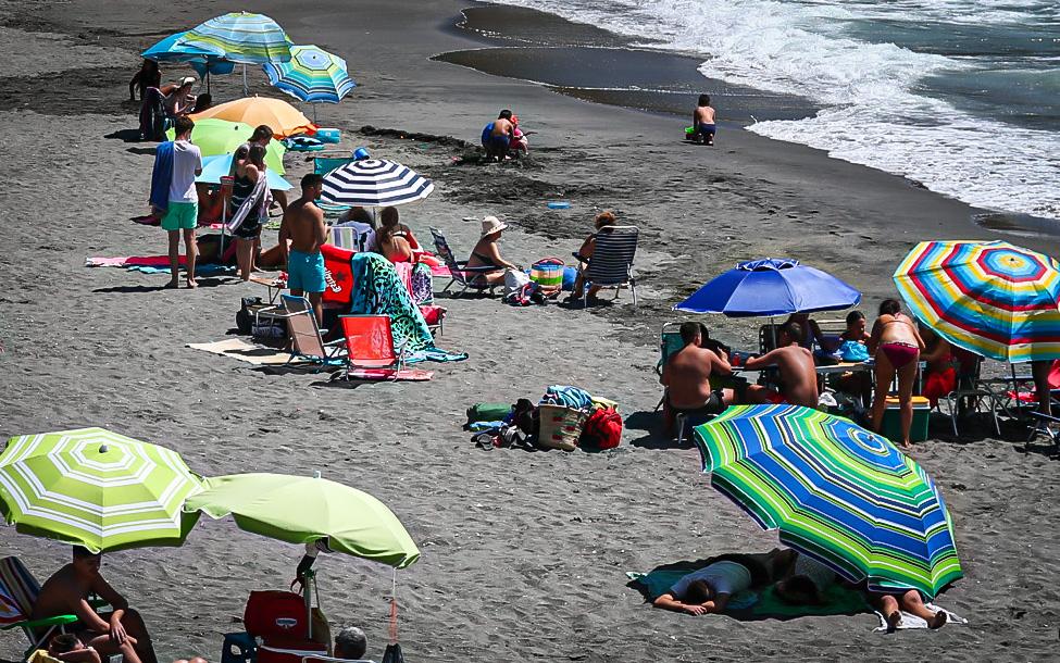 Olas y viento en las pocas playas aptas para el baño este sábado
