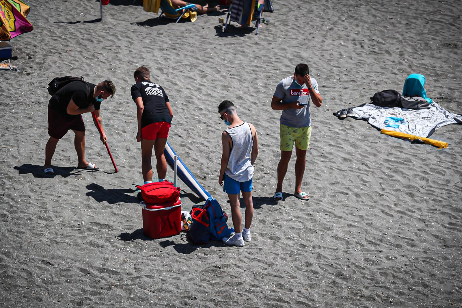 Olas y viento en las pocas playas aptas para el baño este sábado