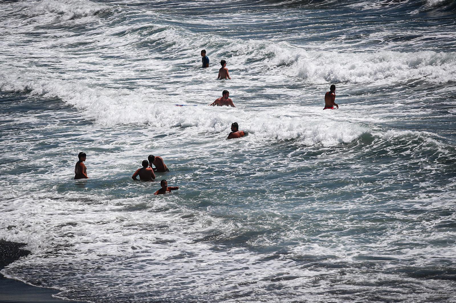 Olas y viento en las pocas playas aptas para el baño este sábado