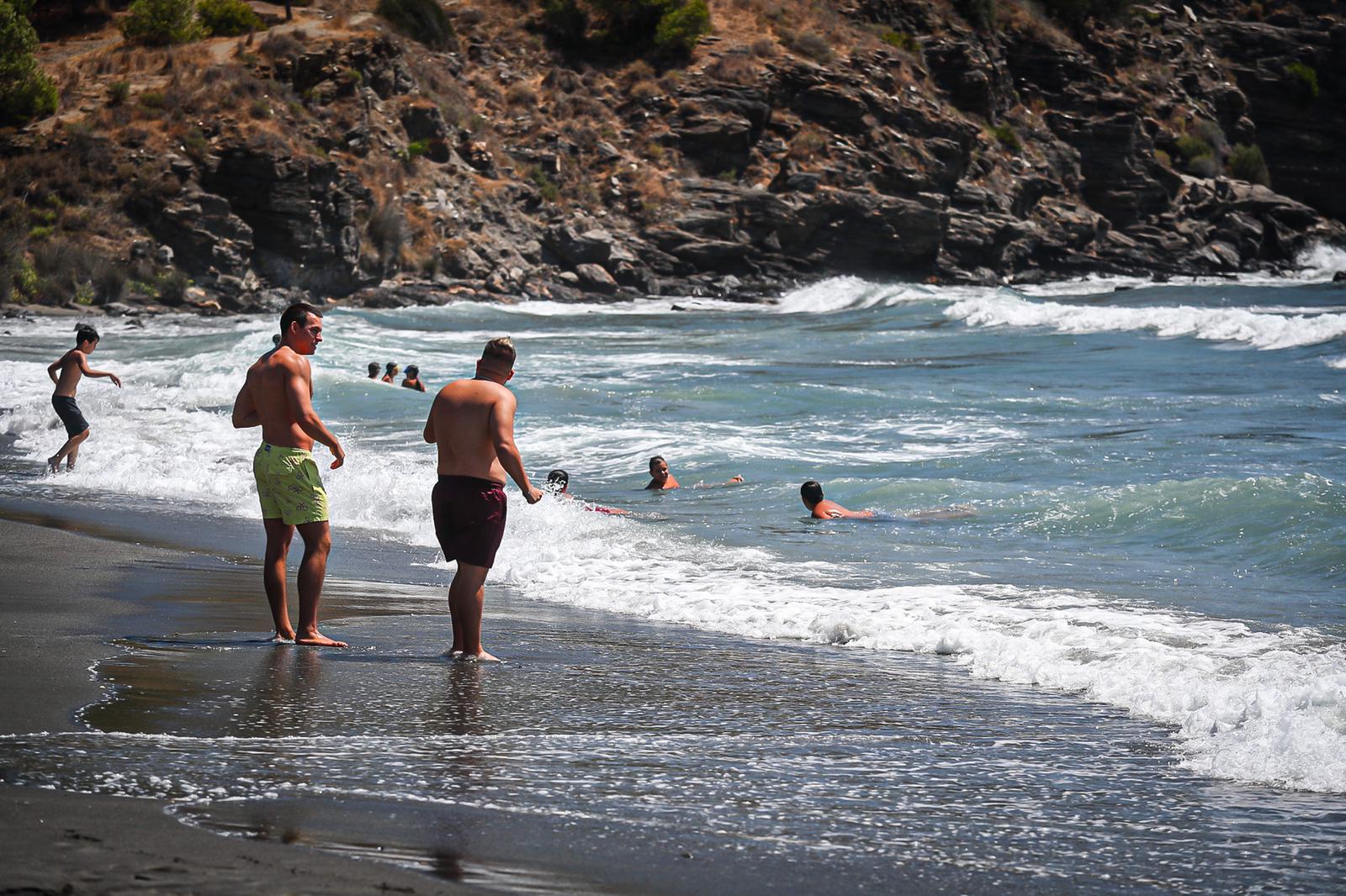 Olas y viento en las pocas playas aptas para el baño este sábado