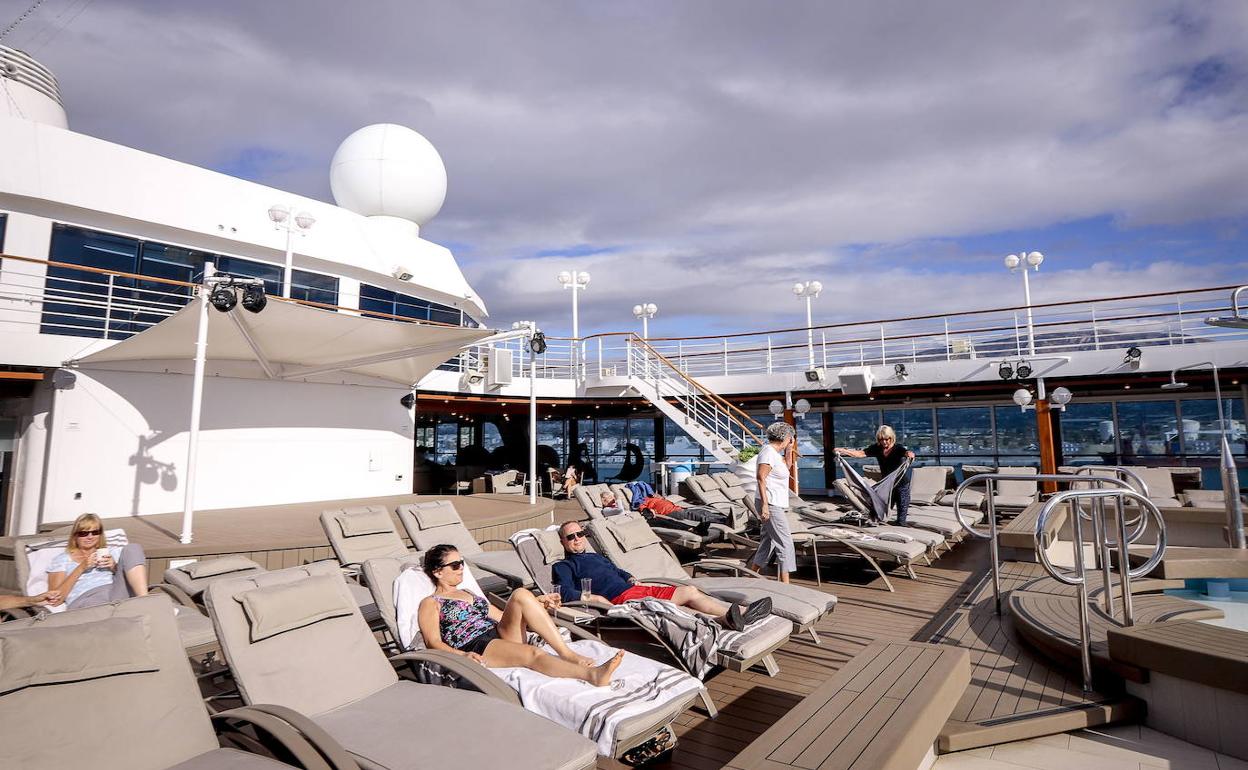 Pasajeros en una de las líneas que llegaron a Motril el año pasado