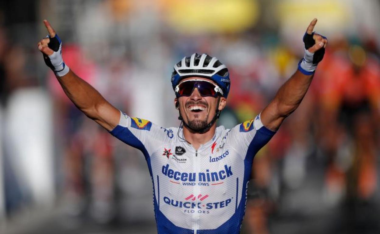 Julian Alaphilippe celebra su victoria al cruzar la meta en Niza. 