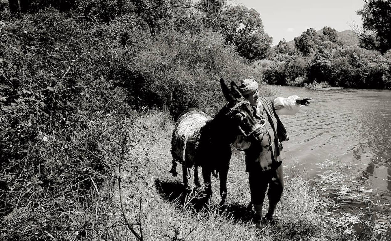 Isidro García, siempre al lado de su inseparable Molinera, una burra con la que conecta con niños y adultos.