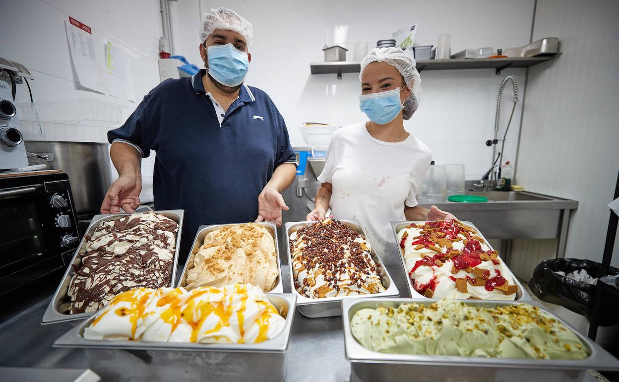 Fran y Paula, una de sus trabajadoras, muestran sus especialidades.