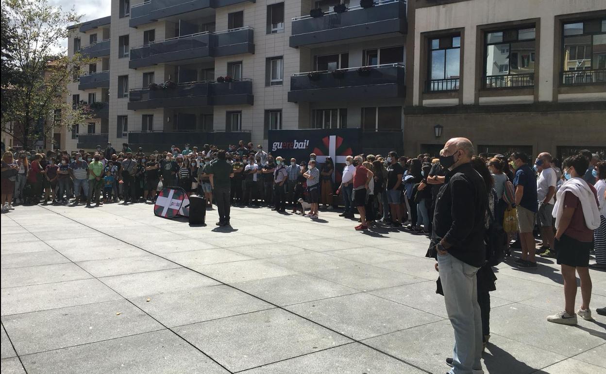 Concentración de apoyo a Unai Etxebarria en Getxo esta mañana. 