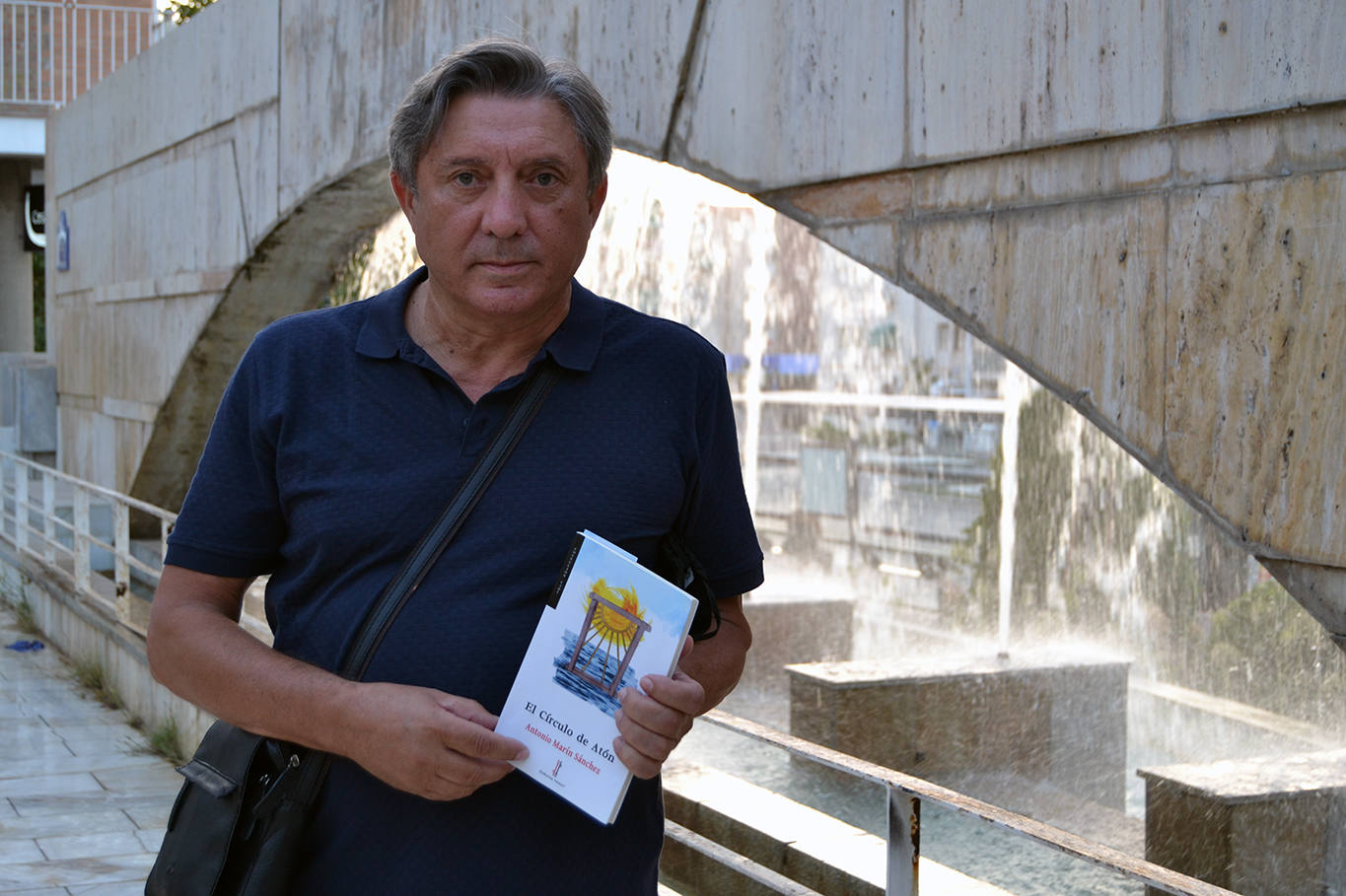 Antonio Marín muestra su libro.