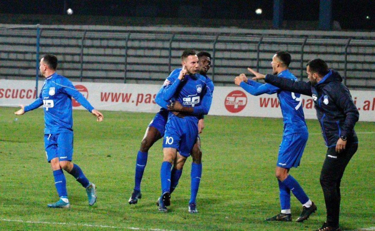 El equipo albanés celebra un gol en su campo. 