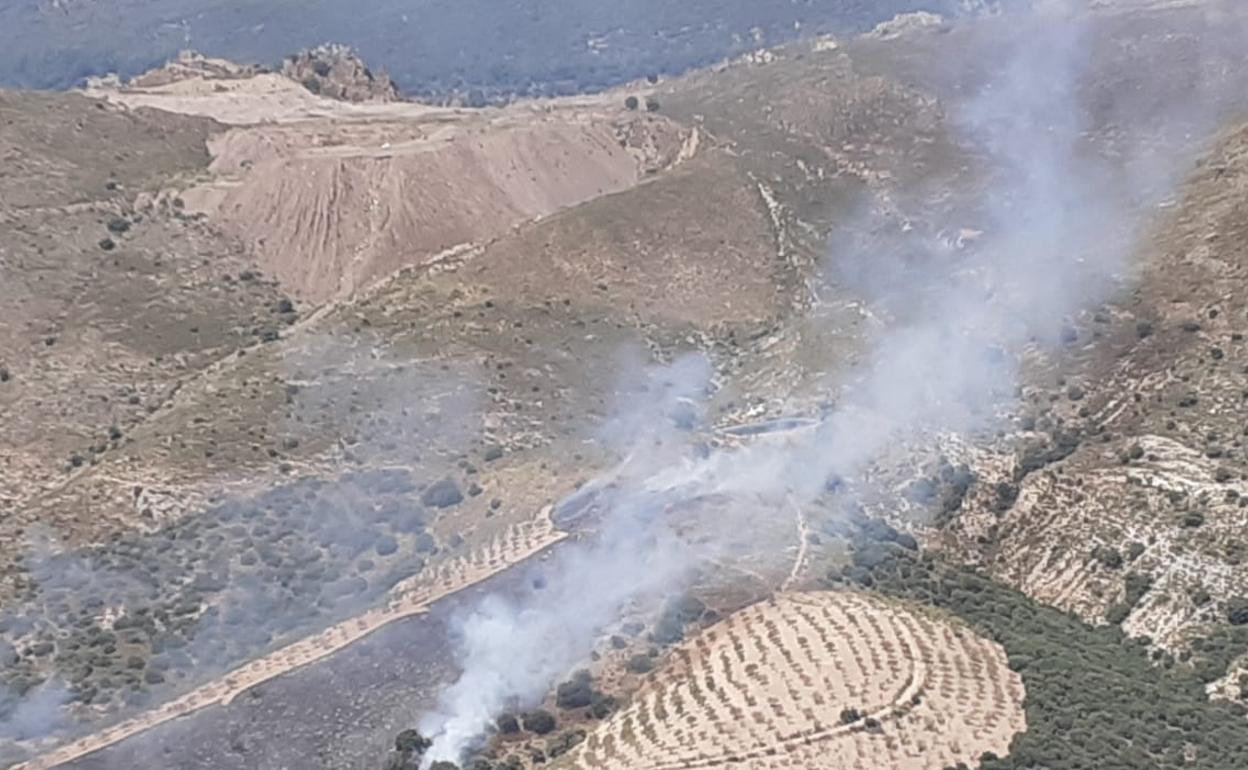 El Infoca combate por tierra y aire un incendio en Cástaras, en la Alpujarra