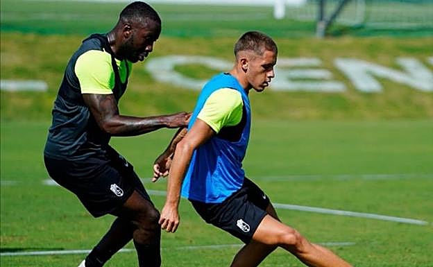 Neyder Lozano pugna por el balón con Isma Ruiz. 