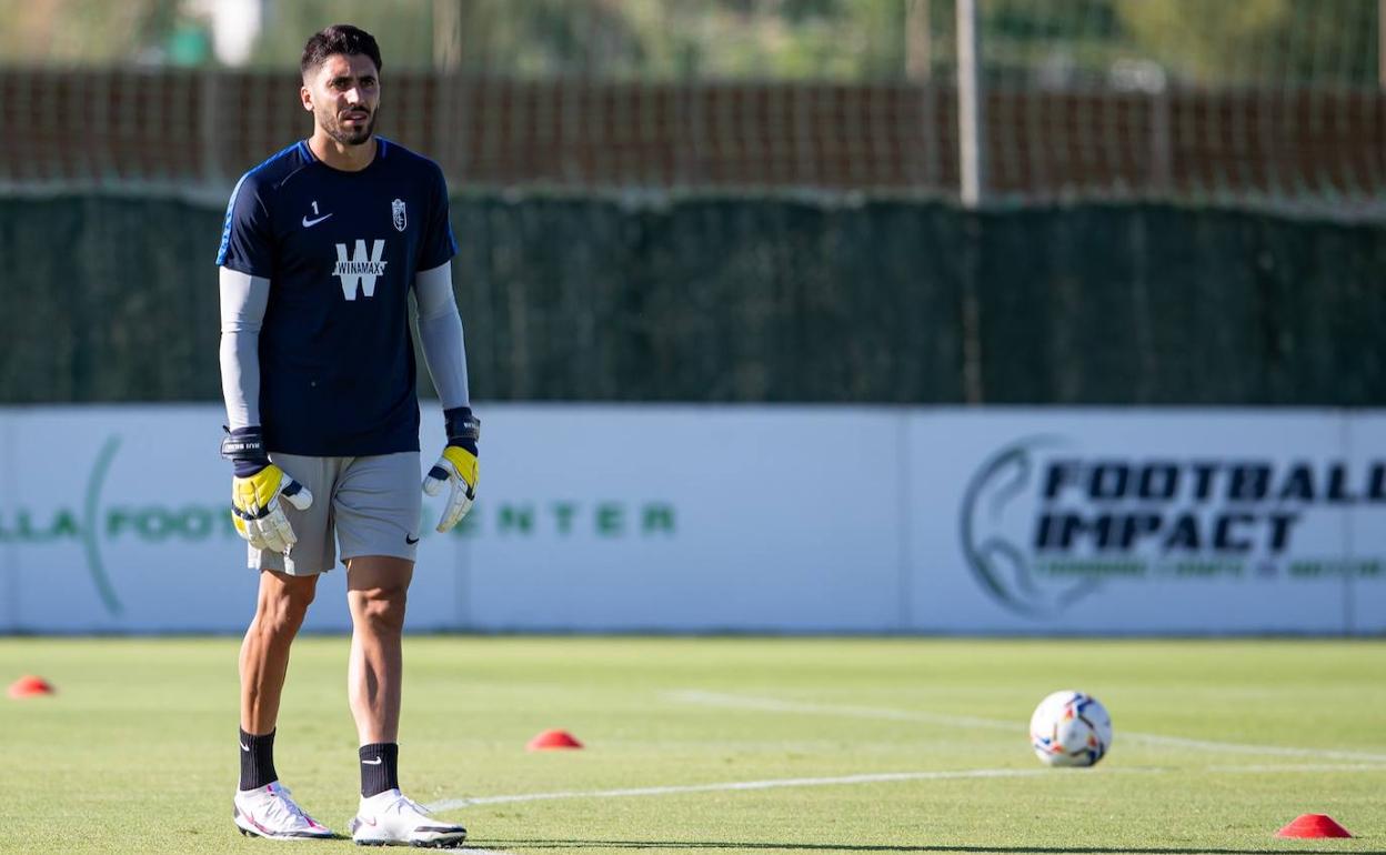 Rui Silva, durante el calentamiento previo al duelo ante el Málaga, en el que no jugó. 